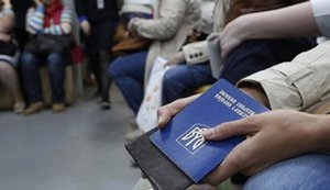 Почти треть украинцев хотели бы работать за границей, – опрос