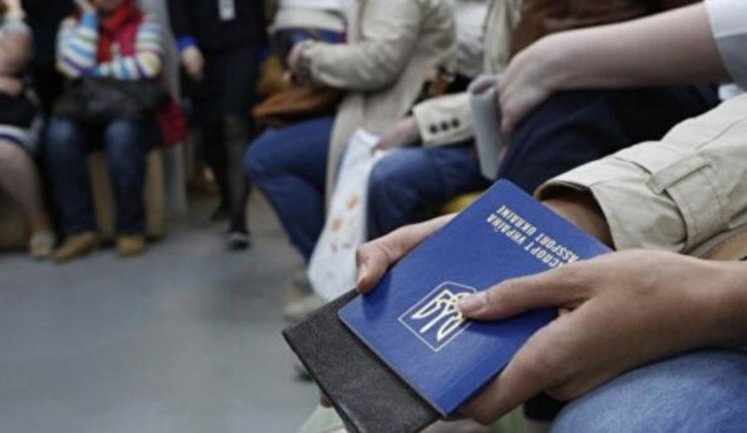 Почти треть украинцев хотели бы работать за границей, – опрос