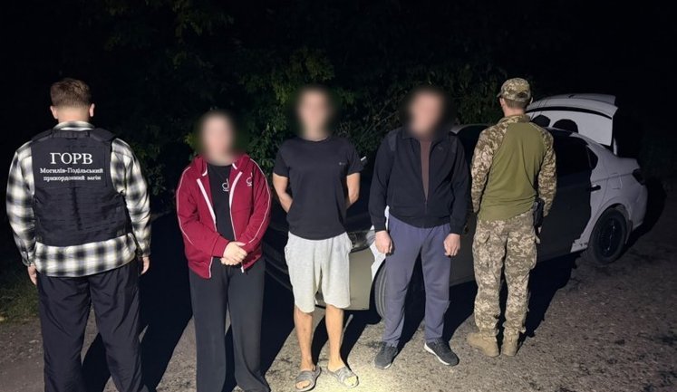 Хмельничанка організувала втечу до Молдови для чоловіка та брата - останнього везли у багажнику. ФОТО