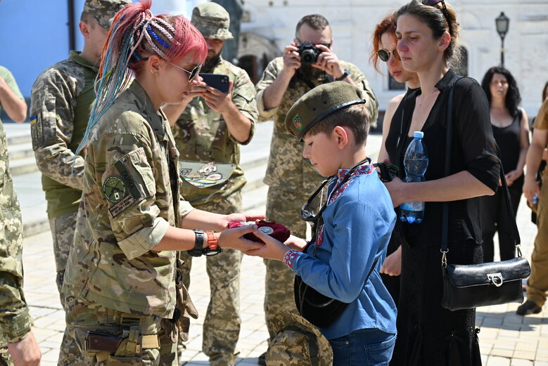 Із загиблим сержантом 68-ї ОЄБр Антоном Усовським попрощалися у Михайлівському Соборі 47