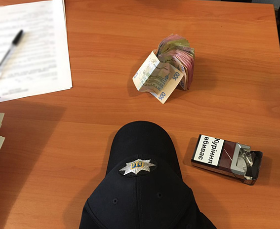 Служба внутрішньої безпеки Нацполіції запобігла спробі підкупу капітана поліції 04