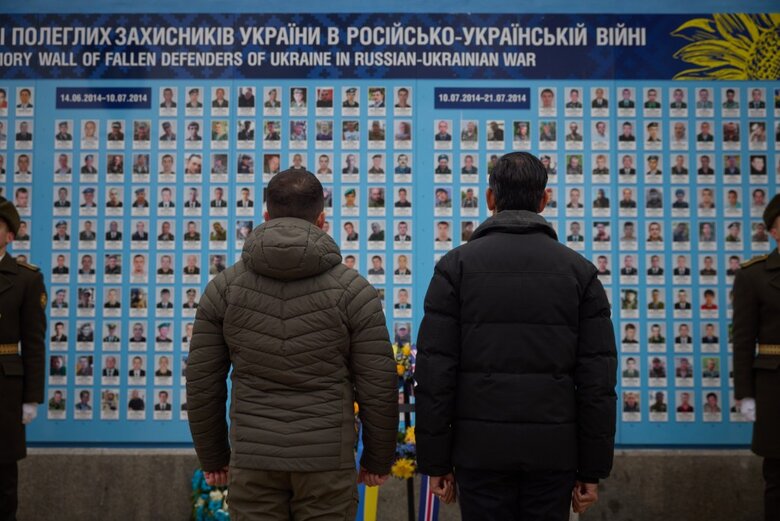 Зеленський і Сунак вшанували пам’ять українських захисників 06