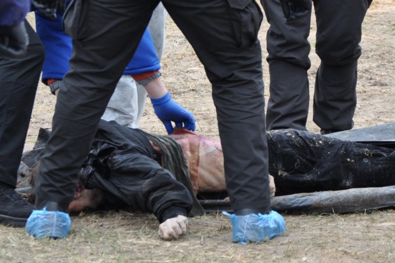 В Бучі ексгумують з братської могили тіла вбитих росіянами мирних жителів: Майже всі з вогнепальними пораненнями, деякі із завязаними руками та ногами 38