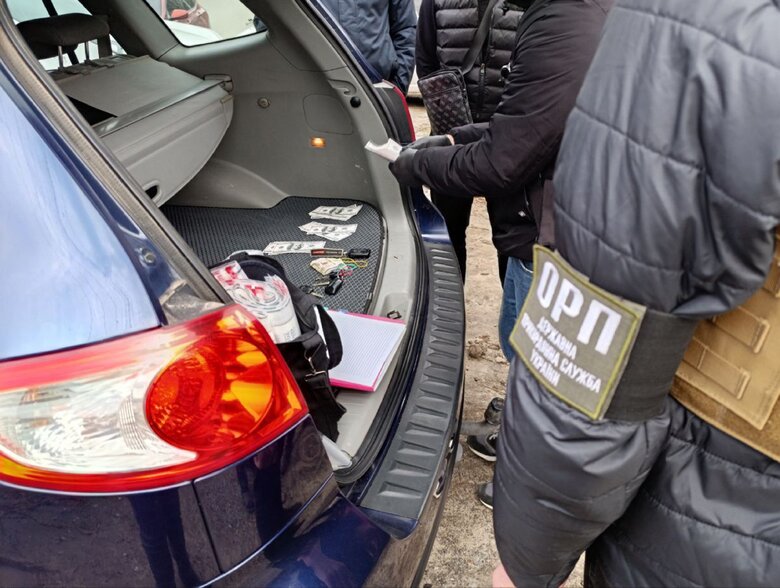 В Україні затримали шахрая, який продавав автівки, ввезені як гуманітарна допомога