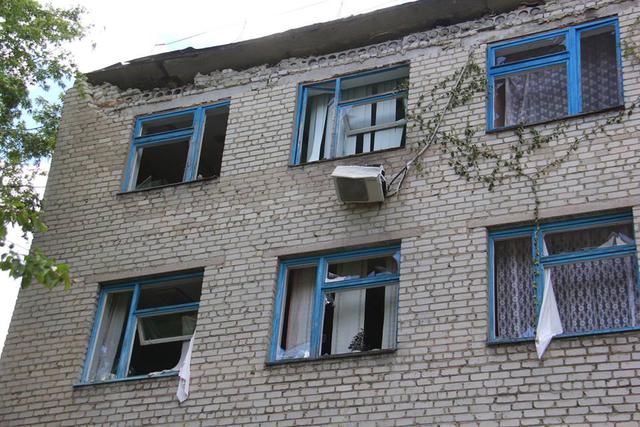 Наслідки обстрілу бойовиками Красногорівки 03 Наслідки обстрілу бойовиками Красногорівки 03