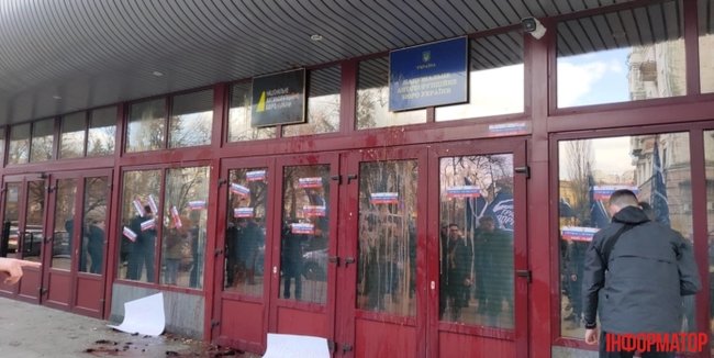 Ситник, скільки коштує життя українського солдата?: Націоналісти облили кровю будівлю НАБУ 07