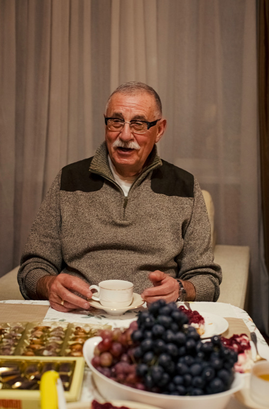 Глава ОП Єрмак показав, як живуть його батьки і брат 03