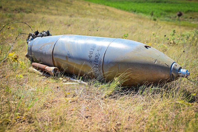 Російську авіабомбу ФАБ-500 виявили у полі на Донеччині