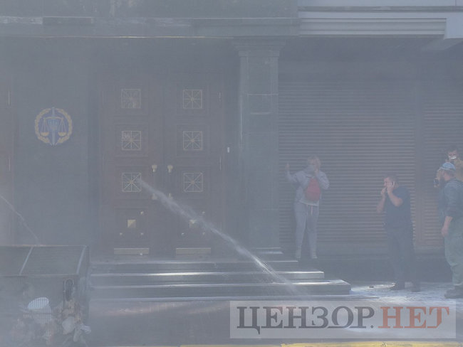 Під час мітингу під ГПУ проти екстрадиції в РФ Тумгоєва сталися сутички: мітингувальники бють вікна, їх у відповідь поливають водою зі шлангів 35