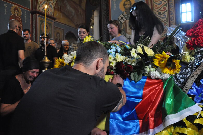 З телеведучим та військовим Карімом Гуламовим, який загинув у бою з російськими окупантами, попрощались у Києві 32