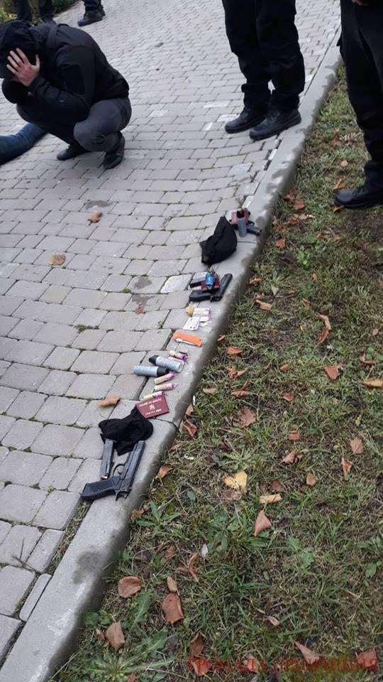 Представители застройщика Орлан Инвест-групп забросали петардами активистов, защищавших столетние деревья в Буче 02