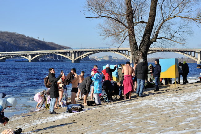 Купание в Днепре: в Киеве празднуют Крещение 13