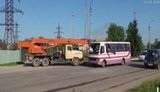 Строительный кран насквозь протаранил маршрутку в Черновцах. ВИДЕО