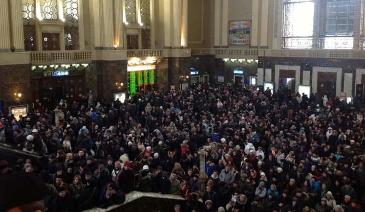 Тысячи людей застряли на центральном железнодорожном вокзале в столице. ФОТО+ВИДЕО