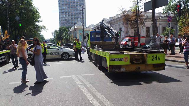 Protesters clash with police near Rada building 25