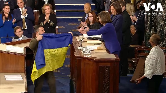 Зеленський вручив американським конгресменам бойовий прапор із Бахмуту 02