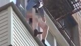 В Мариуполе старушка, прогоняя уличных музыкантов, упала с балкона и повисла на уровне седьмого этажа. ВИДЕО.