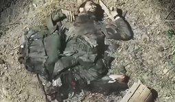 півокупанта лежить на землі