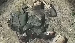 півокупанта лежить на землі