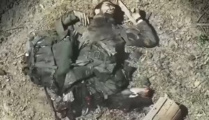 Пів окупанта лежить на землі і смикається після влучання БПЛА. ВIДЕО 18+
