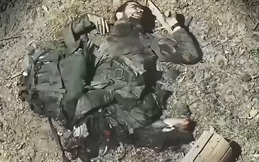 Пів окупанта лежить на землі і смикається після влучання БПЛА. ВIДЕО 18+