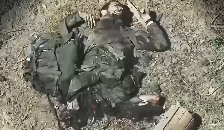 Пів окупанта лежить на землі і смикається після влучання БПЛА. ВIДЕО 18+