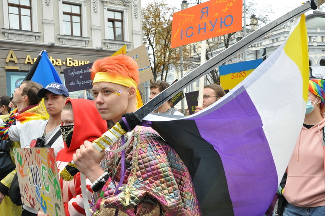 Руху ЛГБТ-маршу намагалася перешкодити жінка, яка лягла на асфальт і кричала про перетворення хлопчиків на геїв 67