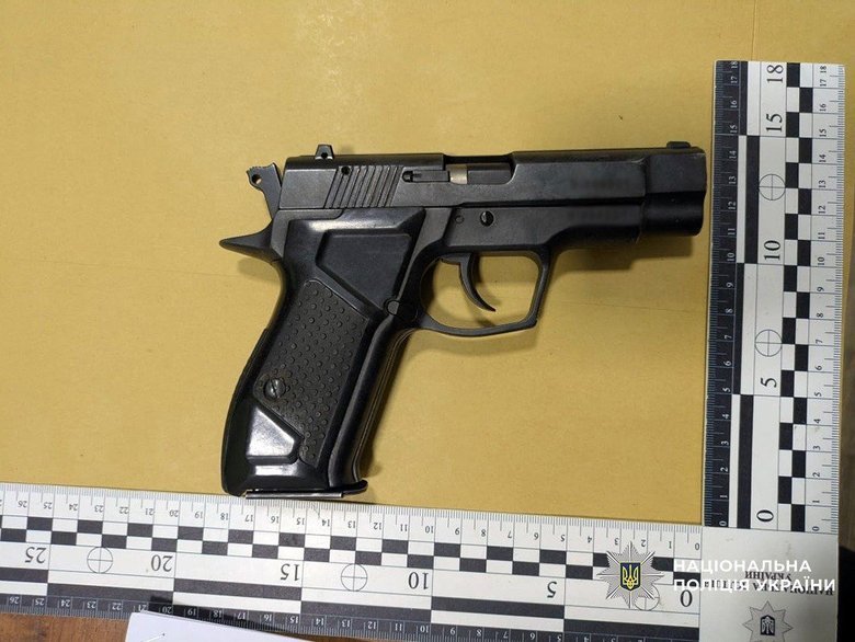 Поліція затримала двох зловмисників, які вдерлися до будинку ветерана ЗСУ та заволоділи його коштами