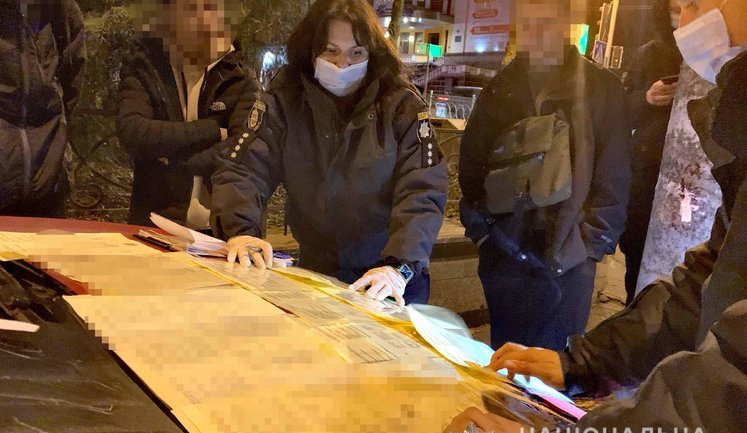 Ривненские полицейские увидели неправильно припаркованный Seat, у 18-летнего водителя которого нашли поддельные COVID-сертификаты. ВИДЕО