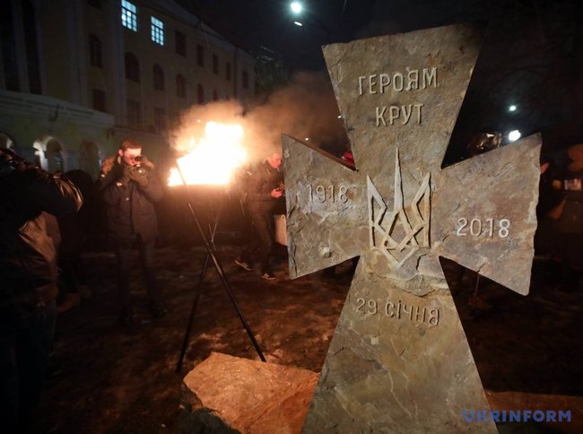 Памятник Героям Крут у Києві встановили у місці, звідки 100 років тому студенти і гімназисти вирушали на бій 11 Памятник Героям Крут у Києві встановили у місці, звідки 100 років тому студенти і гімназисти вирушали на бій 11