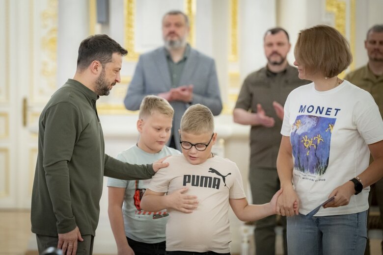 зеленський та рідні загиблих Героїв України