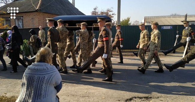 С погибшей на Донбассе Ярославой Никоненко простились в Миргороде 03 С погибшей на Донбассе Ярославой Никоненко простились в Миргороде 03