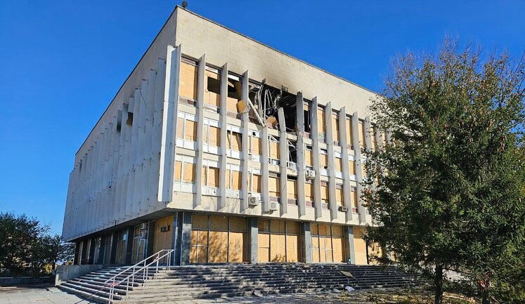 As result of shelling, fire broke out in one of Kherson libraries. PHOTOS