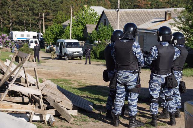 Occupiers conduct another raid on Crimean Tatar Izetovs place 01