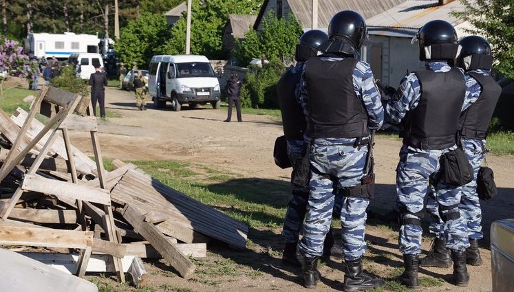 Оккупанты нагрянули с очередным обыском к крымскому татарину Изетову. ВИДЕО+ФОТОрепортаж