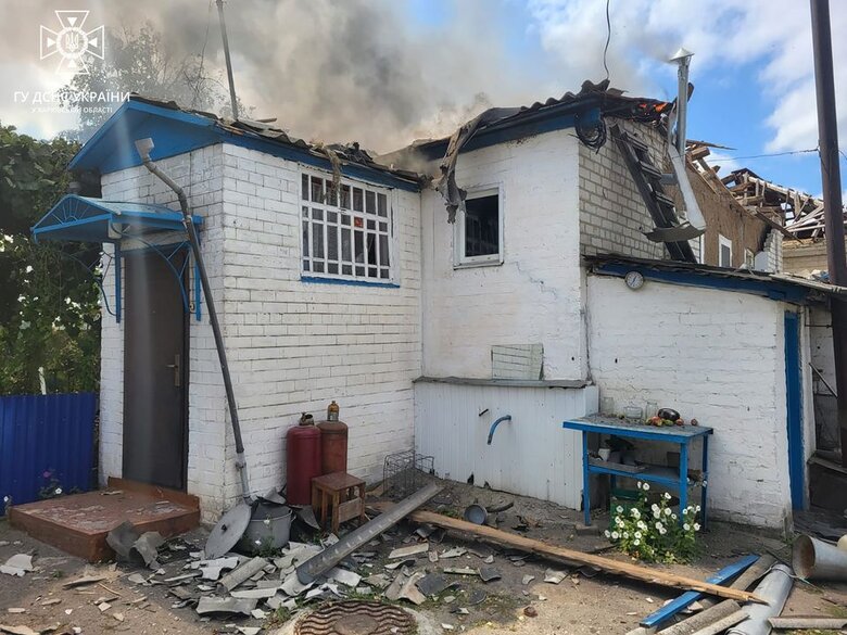 Рашисти обстріляли Петропавлівку на Харківщині, загорівся приватний будинок, постраждалих немає 01