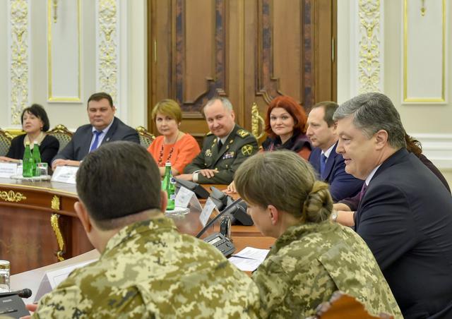 Порошенко наградил выдающихся украинок 08