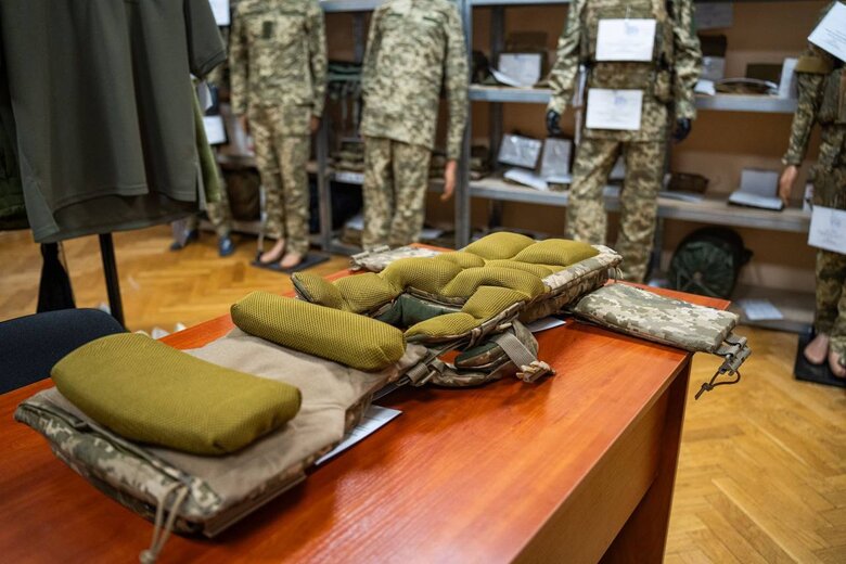 Міноборони затвердило другий зразок бронежилету для військовослужбовиць 03