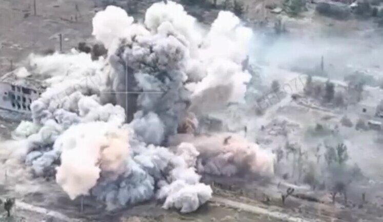 Винищувачі F-16 скидають авіабомби JDAM-ER на позиції окупантів у селі Кам’янське на Запоріжжі. ВIДЕО