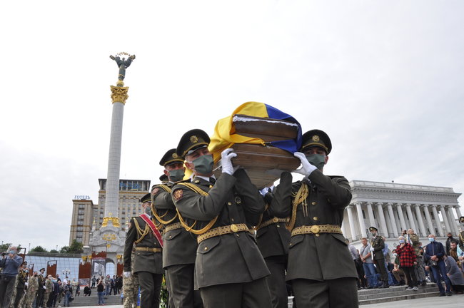 С погибшим Героем Украины Тарасом Матвиивым простились на Майдане Незалежности в Киеве 58