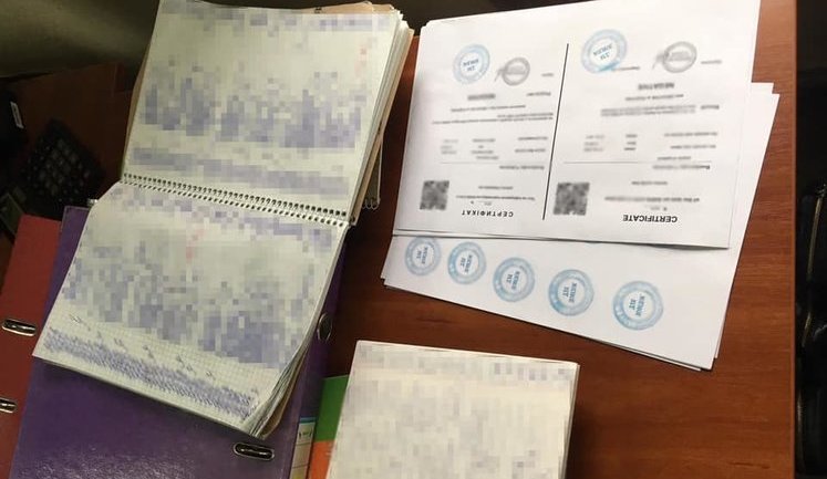 У Києві викрили лабораторію, що продавала підроблені довідки про коронавірус