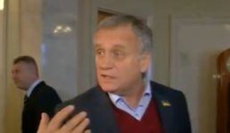 "Регионал" Сухой набросился на журналистов: "Йди з Верховної Ради, покалічена кобила!". ВИДЕО