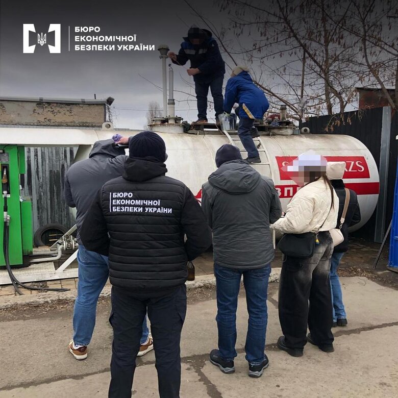 БЕБ припинило роботу нелегальної АЗС у Києві