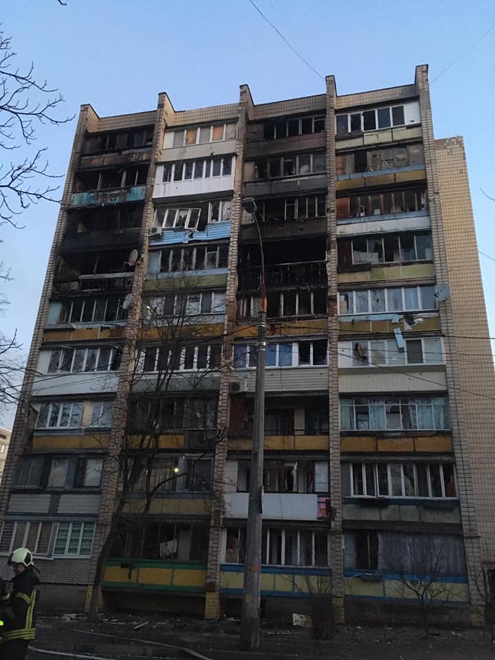Внаслідок влучання боєприпасу значні руйнування 16-поверхового будинку в Святошинському районі Києва. Спалахнула пожежа, двоє загиблих, - ДСНС 09
