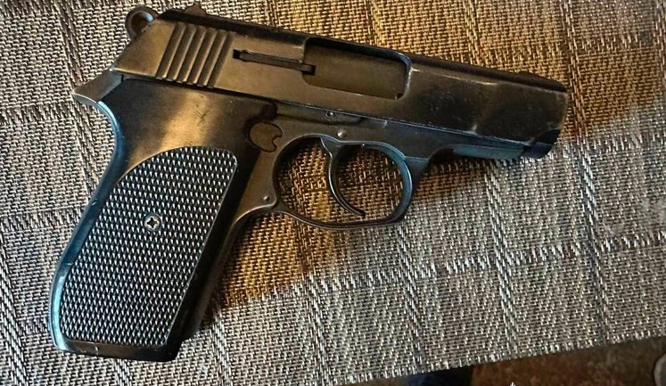 Жінка влаштувала стрілянину у дворі Києва та поранила чоловіка. Їй повідомили про підозру. ФОТО