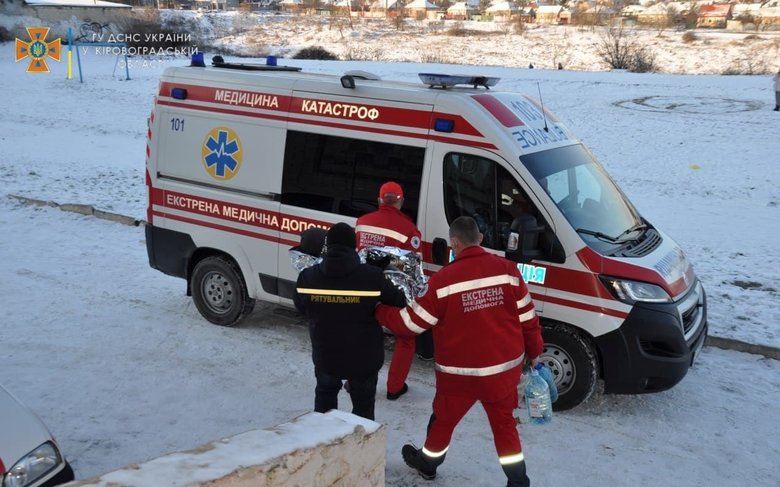 Врач вытащил школьницу из-под льда в Кропивницком 02