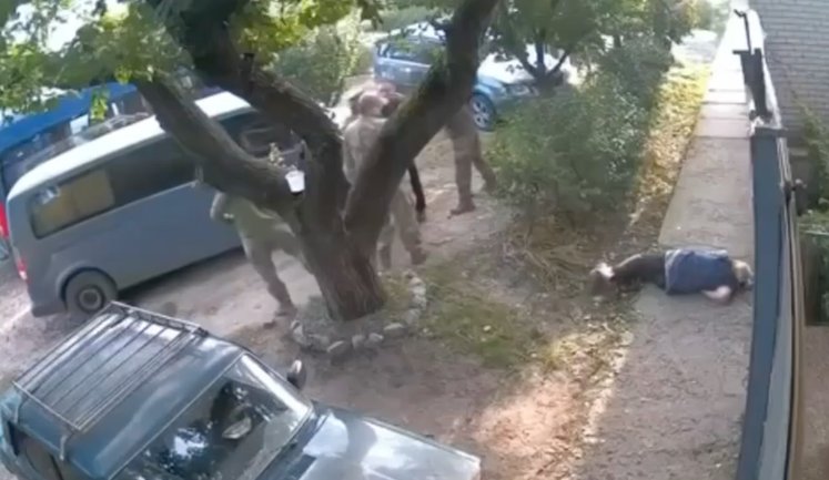 Військовий ТЦК травмував літню жінку у Харкові: терцентр заявив про "самозахист". ВIДЕО