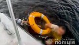 Співробітники річкової поліції врятували нетверезого чоловіка, який випав із прогулянкового теплохода в Києві. ВIДЕО