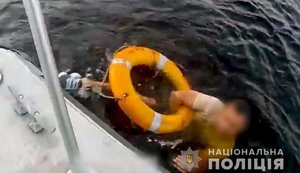Співробітники річкової поліції врятували нетверезого чоловіка, який випав із прогулянкового теплохода в Києві. ВIДЕО