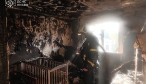 Спасатель тушил собственную квартиру, которая горела после попадания российского БПЛА в Киеве. ФОТО